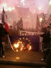 drapeau européen,brûlé,forza nueva,nationalisme obtus,europhobie,gérontocratie bruxelloise