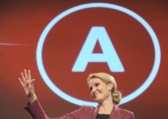 774626_social-democrat-leader-helle-thorning-schmidt-waves-at-the-party-s-election-headquarters-in-copenhagen.jpg