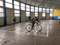 Ecole de vélo sous le préau....