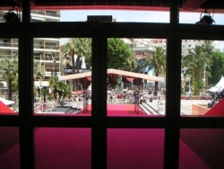 Le tapis rouge vu de l'intérieur du palais
