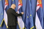 Drapeaux de la Serbie et de l'UE