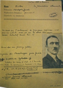 carte d'identité d'Hitler.jpg