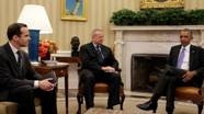 Le président en compagnie de l'ancien émissaire, John Allen, et du nouveau, Brett McGurk
