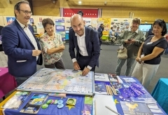 Jean Noël s'appliquant à placer drapeaux sur la carte .jpg
