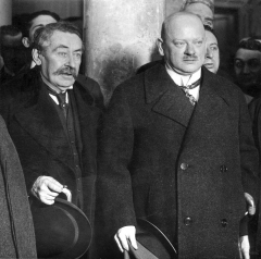 Aristide_Briand_and_Gustav_Stresemann.jpg