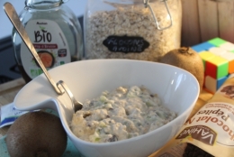 Flocons d'avoine  kiwi, petit-suisse, porridge, petit-déjeuner