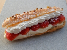 Éclair, rhubarbe, fraise, chantilly