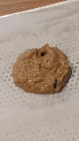 Cookie, compote de pommes, poudre de noisettes, pépites de chocolat 