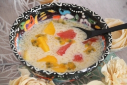 Dessert asiatique, tapioca, mangue, lait de coco, fruit passion, pomelo