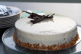 Entremets, noix de coco, chocolat noir, glaçage miroir blanc