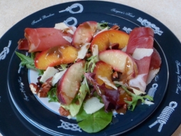 Salade, pêche, jambon cru, fromage de brebis