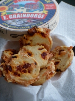 Sablés salés, camembert, chorizo