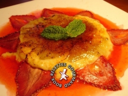 crème,crème brûlée,fraises,rhubarbe,jus de fraises