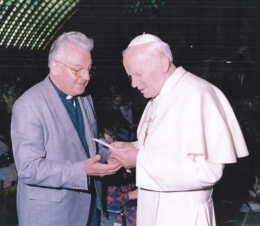 Abbé Emile Lesaffre avec Jean-Paul II  c.jpg