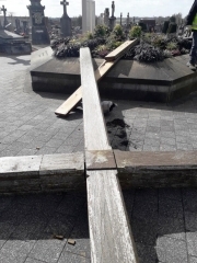 Croix tombée dans le cimetière.jpg