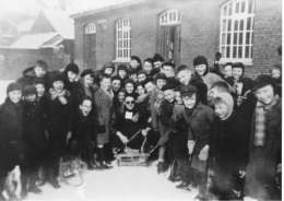 Frère Pierre sur le traineau au milieu des enfants Ecole St Joseph.jpg