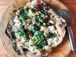 pizza à la crème d’anchois et burrata,la cocotte,la voix du nord