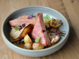 1  1 jambon braisé,jus au thym et légumes rôtis d’antoine béguin,chef du restaurant le saint-michel à mérignies,antoine béguin,le saint-michel,mérignies,la cocotte,la voix du nord