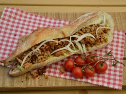 sandwich porc-avocat,baguette,rôti de porc,avocat