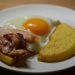 Polenta bacon and eggs, polenta, bacon and eggs, bacon