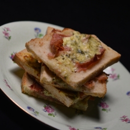 Tartines chaudes de fromage aux fines herbes, fromage frais, fines herbes, tartines