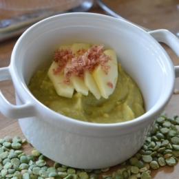 Pois et pommes cassés à la poudre de lard