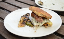 Sandwich saucisse et courgette aux herbes, courgette, origan, menthe, yaourt grec