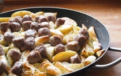 pommes de terre grillées, saucisses