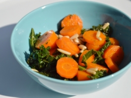 Chou kale aux carottes et pignons, chou kale, carottes, pignon de pin, basilic