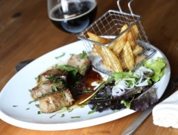 Mignons de porc à la bière et cassonade de Dorine Bigotte, chef du restaurant « le Gaucher » à Bellignies, le Chef et la Cocotte, Dorine Bigotte, le Gaucher, Bellignies, la Cocotte, la voix du nord