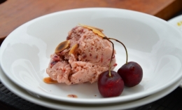 massepain glacé à la cerise,cerises,amandes