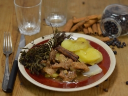 Porc caramélisé en potée, porc, sauté de porc, pommes de terre, navets, cassonade