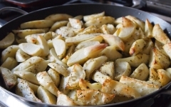 pommes de terre grillées, saucisses