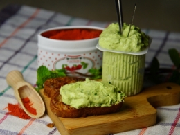 Petits suisses verts sur canapés rouges, petits suisses