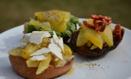 Bruschetta-trio, bruschetta, tomates-ananas, chorizo, ricotta, roquette