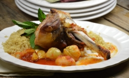 Agneau rouge et vert, gigot d'agneau, tomates, menthe, La Cocotte