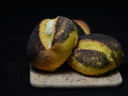 Petits pains jaunes et noirs, curcuma, pavot, farine