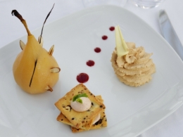 Poire pochée au Carambar et crémeux de rhubarbe d’Olivier Véroone chef du Kursaal à Saint-Amand les eaux, le chef et la cocotte, la cocote, la voix du nord, le kursaal, Saint-Amand les eaux, Olivier et Lise Véroone