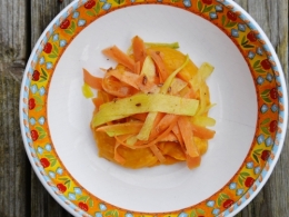 Courge-carotte en jaune-orange