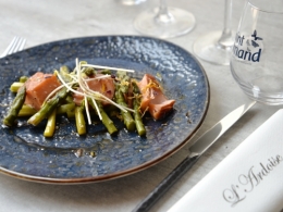asperges-sésame et saumon-café torréfié de joachym lacquement,chef de l’ardoise à onnaing,joachym lacquement,l'ardoise,onnaing,la cocotte,la voix du nord