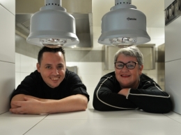 mousse chocolat blanc,fraises fraîches et pesto de basilic de christophe pirotais,chef de l’epicurieux à illies,la cocotte,la voix du nord,l'épicurieux,christophe pirotais,illies,le chef et la cocotte