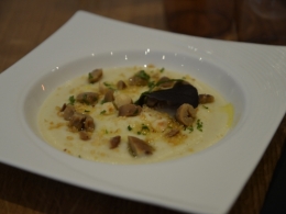 velouté de topinambours à l’huile truffée de will et sandrine seney du restaurant « ripaille » à lille