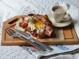 Petit déjeuner franco-anglais, croissant, bacon, oeuf au plat