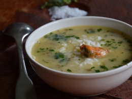 Soupe de moules, riz et persil