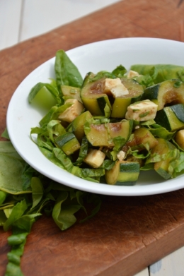 Insalata verde, salade verte, courgettes, épinards, tomme fraîche