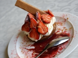 Sablés amandes, mascarpone acidulé et fraises de Jérémy et Anne-Sophie Bazin, du restaurant la Feuille de vigne à Annezin, sablés amandes, mascarpine et fraises, Jérémy Bazin, Anne-Sophie Bazin, la feuille de vigne Annezin, Annezin, le Chef et la Cocotte, la Cocotte, la Voix du Nord