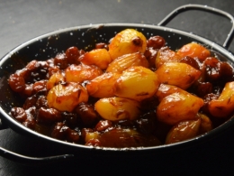 Petits oignons aux raisins et tomates, oignons sauciers, tomates, raisins sces