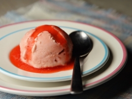 Glace rhubarbe-fraise, rhubarbe, fraises, coulis de fraises