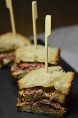 Sandwich bœuf au foin, boeuf, poitrine de boeuf, foin