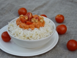 Salade riz rouge aux cacahuètes, riz, poivrons rouges, cacahuètes